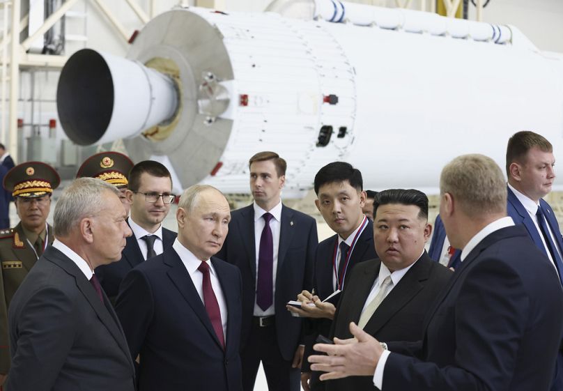 Prezydent Rosji Władimir Putin i przywódca Korei Północnej Kim Dzong Un oglądają hangar do montażu rakiet podczas spotkania na kosmodromie Wostocznyj, wrzesień 2023 r.