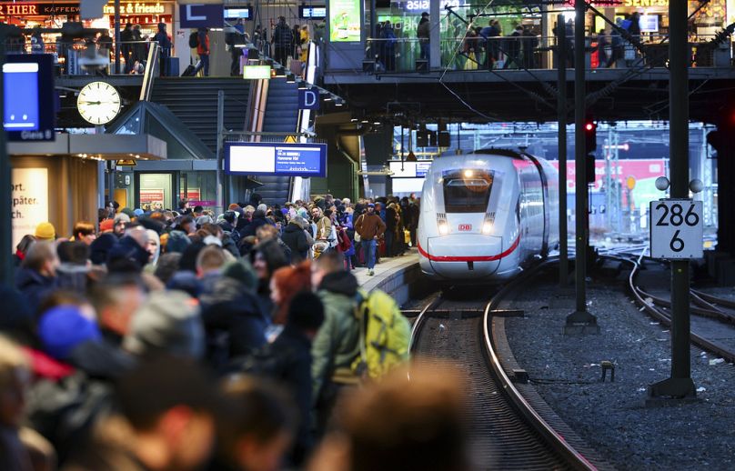 Wielu podróżnych czeka na swój pociąg na pełnym peronie na dworcu głównym w Hamburgu, grudzień 2023 r