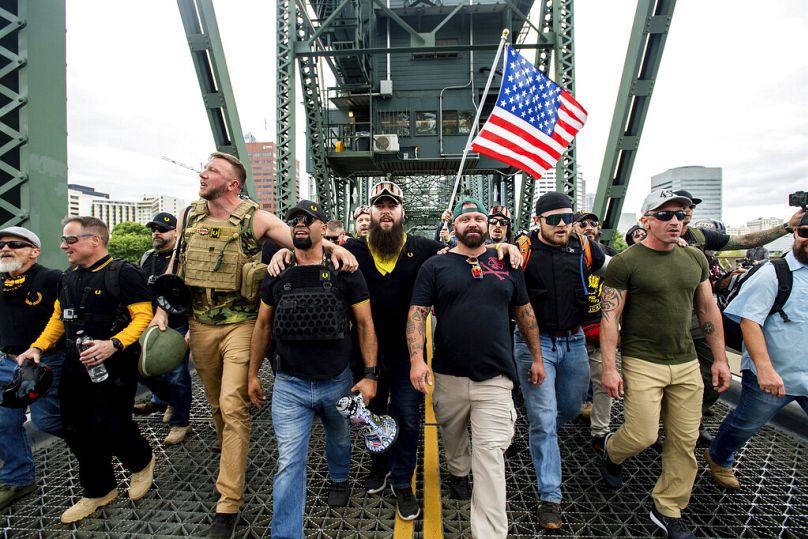 Członkowie Proud Boys i inni prawicowi demonstranci maszerują przez most Hawthorne podczas wiecu w Portland, sierpień 2019 r.