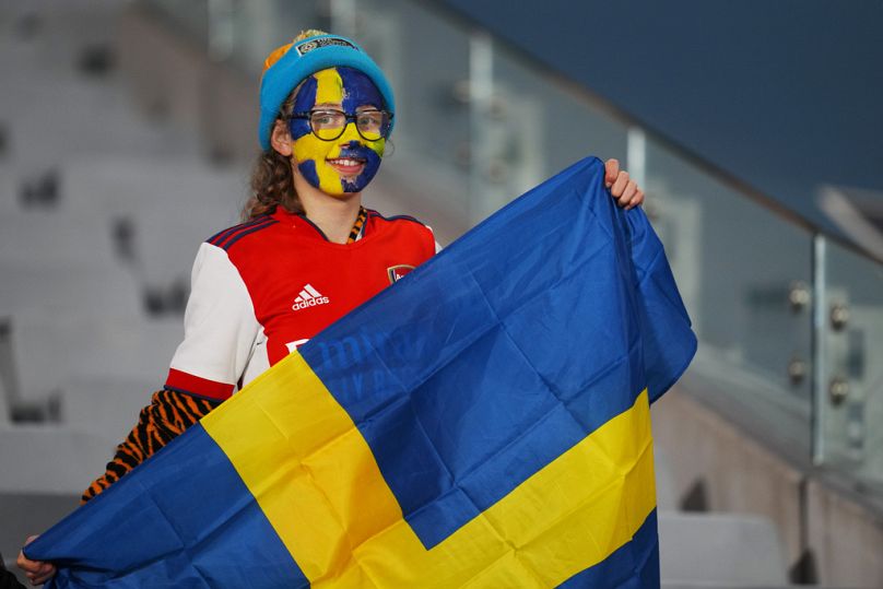Młody kibic trzyma szwedzką flagę na trybunach przed ćwierćfinałowym meczem piłki nożnej Pucharu Świata Kobiet pomiędzy Japonią a Szwecją w Eden Park w Auckland w Nowej Zelandii.
