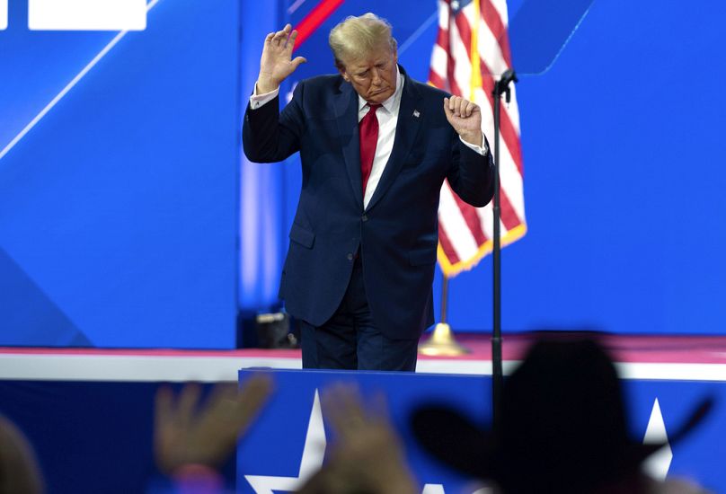 Były republikański kandydat na prezydenta Donald Trump tańczy podczas Konferencji Konserwatywnej Akcji Politycznej w Oxon Hill w stanie Maryland, sobota, 24 lutego 2024 r.