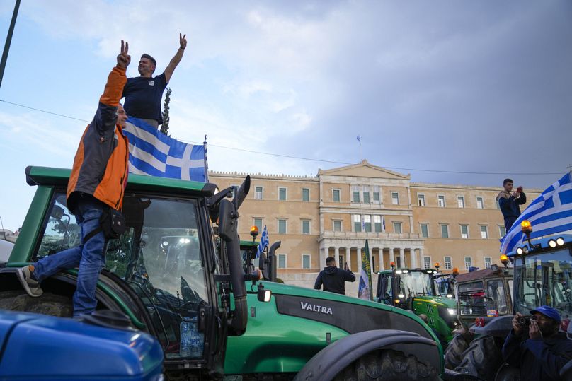 Przed greckim parlamentem wiec protestujących rolników w Atenach, Grecja, wtorek, 20 lutego 2024 r.
