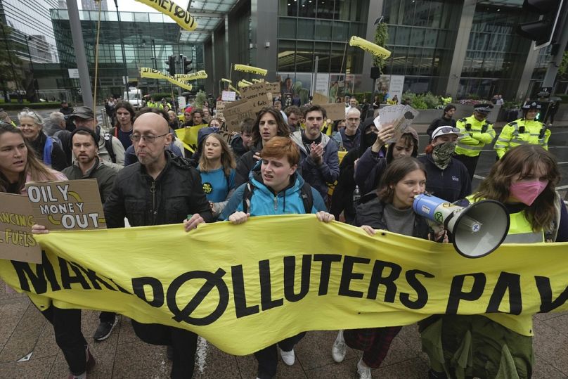Działacze na rzecz ochrony środowiska, w tym centrolewicowa Greta Thunberg, maszerują wraz z innymi demonstrantami podczas protestu Oily Money Out w Canary Wharf w Londynie.