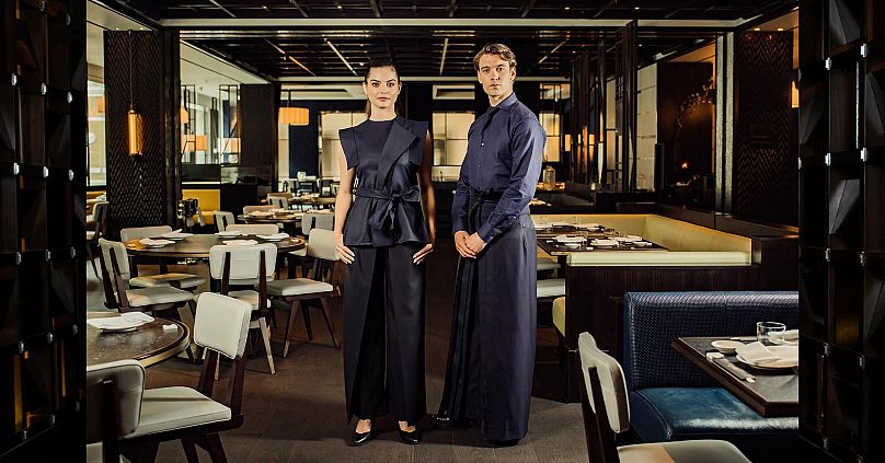 W hotelu Nobu w londyńskiej dzielnicy Marylebone mundury nawiązują do japońskiego dziedzictwa marki dzięki warstwom przypominającym kimono i szarfie inspirowanej obi.