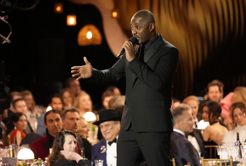 Idris Elba na scenie podczas 30. dorocznej ceremonii rozdania nagród SAG w Los Angeles.