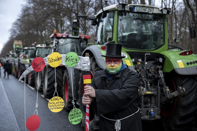 Rolnik pozuje do zdjęcia podczas protestu w Berlinie, Niemcy, poniedziałek, 15 stycznia 2024 r.