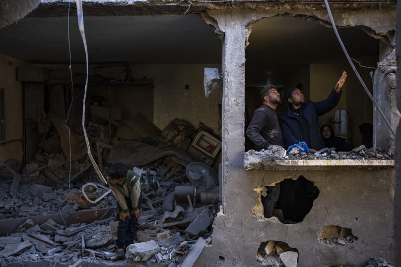 Palestyńczycy patrzą na zniszczenia po izraelskim ataku w Rafah w południowej Strefie Gazy, czwartek, 8 lutego 2024 r.
