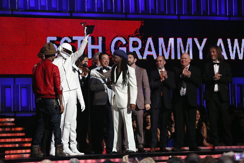Daft Punk odbiera nagrodę za najlepszy występ duetu popowego na 56. dorocznej ceremonii rozdania nagród GRAMMY – 2014