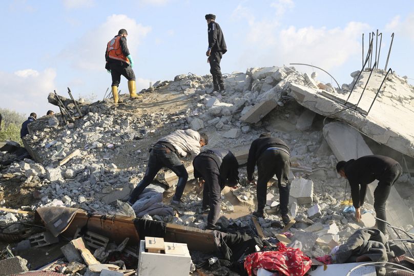 Palestyńczycy szukają ocalałych po izraelskim nalocie na budynek mieszkalny w Rafah, Strefa Gazy, sobota, 10 lutego 2024 r.
