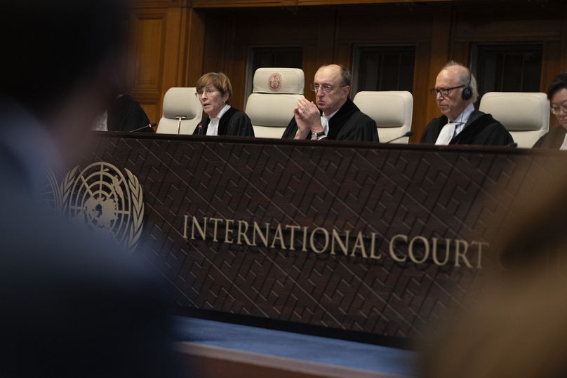 Sędzia przewodniczący Joan Donoghue (z lewej) odczytuje decyzję Międzynarodowego Trybunału Sprawiedliwości w sprawie ludobójstwa na Ukrainie.