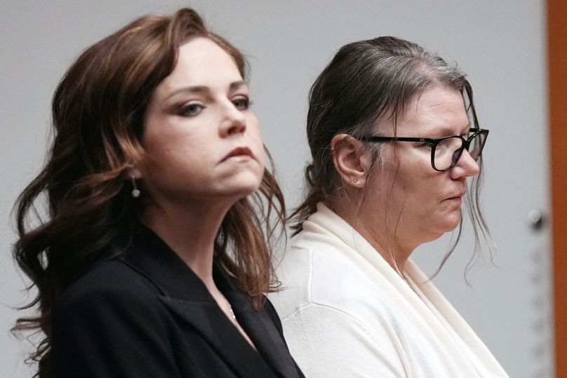 Adwokat Shannon Smith (po lewej) stoi obok oskarżonej Jennifer Crumbley podczas jej procesu, poniedziałek, 5 lutego 2024 r. w Pontiac w stanie Michigan.
