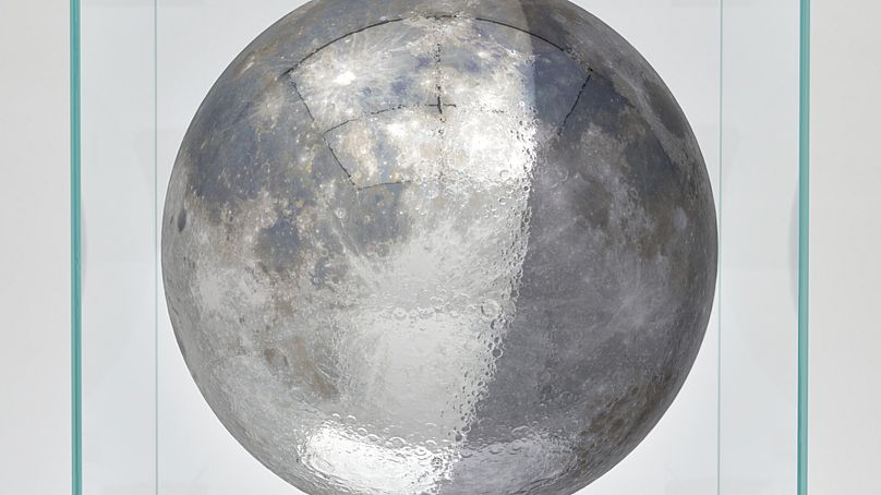 Wizualizacja Jeffa Koonsa: Fazy księżyca