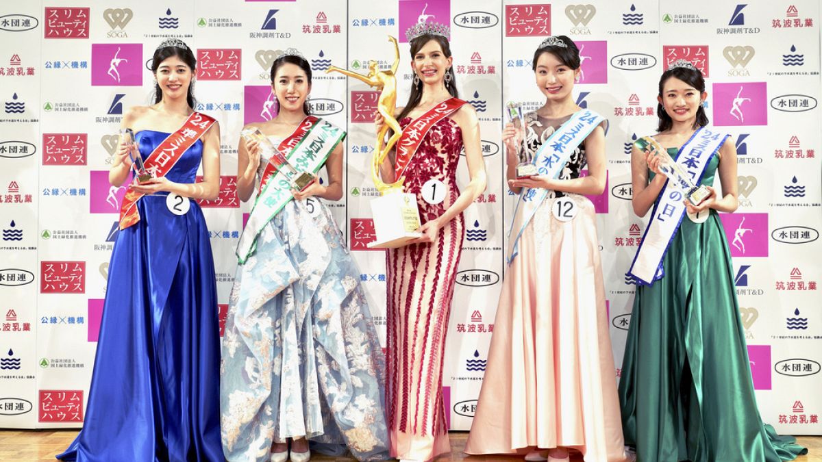 Karolina Shiino is crowned Miss Japan.