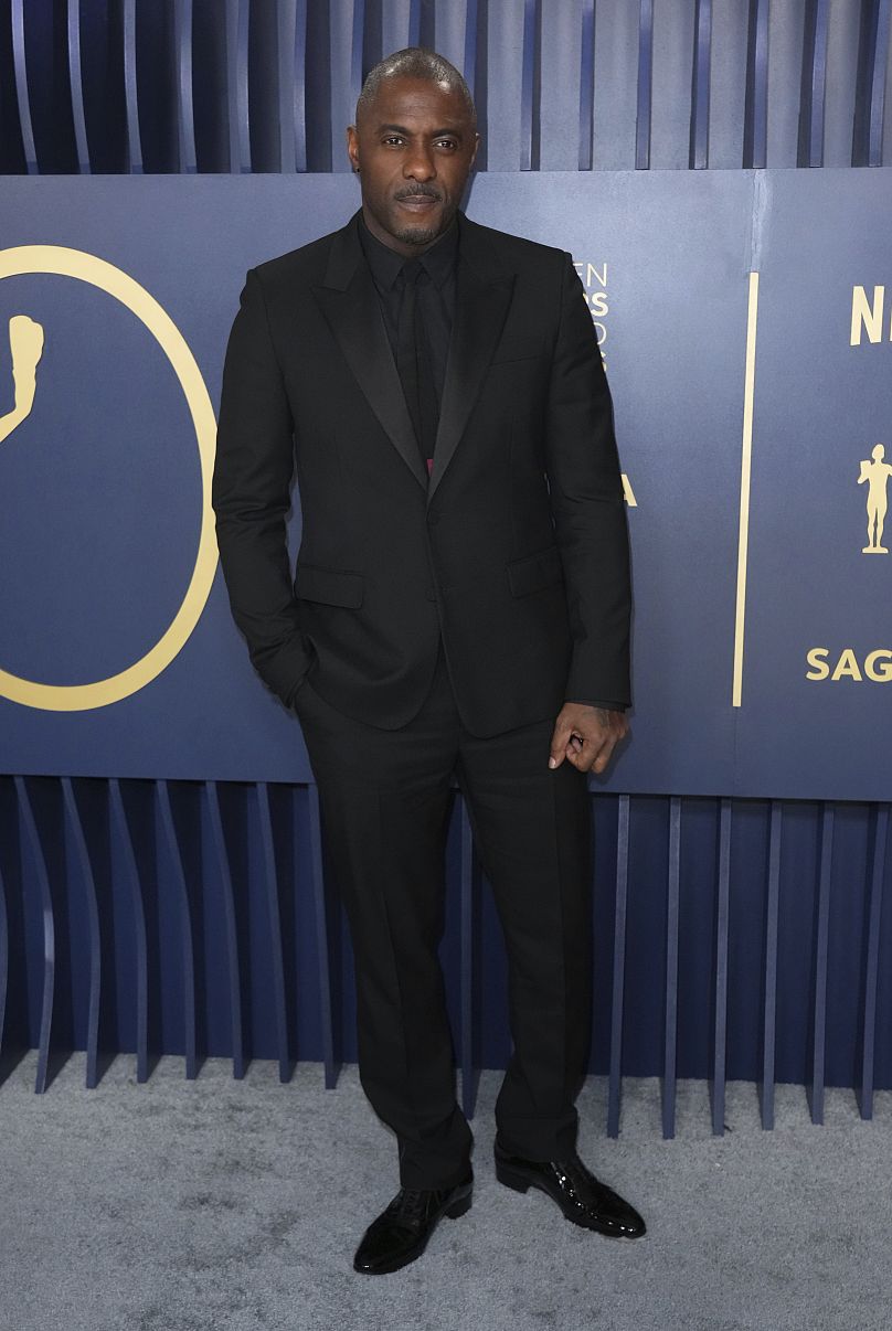 Angielski aktor Idris Elba w eleganckim czarnym garniturze na 30. dorocznej ceremonii rozdania nagród SAG w Los Angeles.
