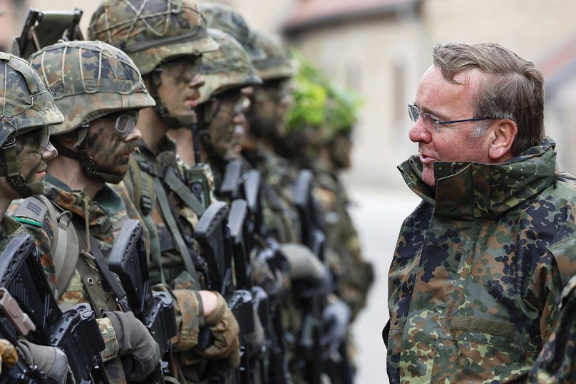 Minister obrony Niemiec Boris Pistorius rozmawia z bojownikami górskimi w szkole piechoty Bundeswehry.