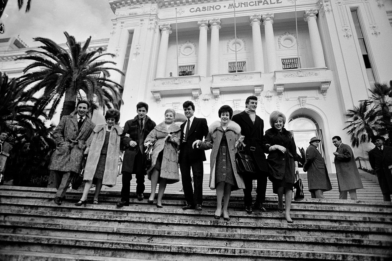Zdjęcie grupowe festiwalu w Sanremo 1961 na schodach kasyna: LR Rocco Granata, Jolanda Rossin, Pino Donaggio, Silvia Guidi, Little Tony, Nadia Liani, Tony Renis, Betty Curtis.