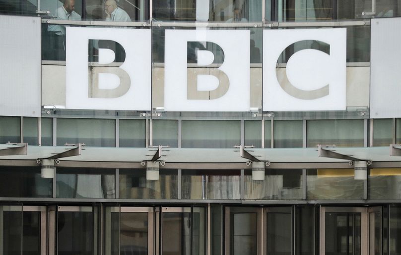 Tabliczka BBC przed wejściem do siedziby organizacji medialnej finansowanej ze środków publicznych, 19 lipca 2017 r. w Londynie.