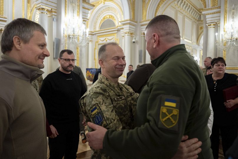 Były Naczelny Dowódca Sił Zbrojnych Ukrainy Walerij Załużnyj (z prawej) i nowo mianowany Naczelny Dowódca Sił Zbrojnych Ukrainy Oleksandr Syrski