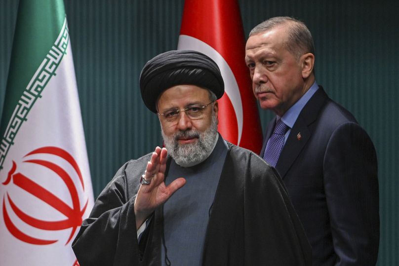 Prezydent Iranu Ebrahim Raisi (z lewej) i prezydent Turcji Recep Tayyip Erdogan wychodzą po wspólnej konferencji prasowej po spotkaniu.