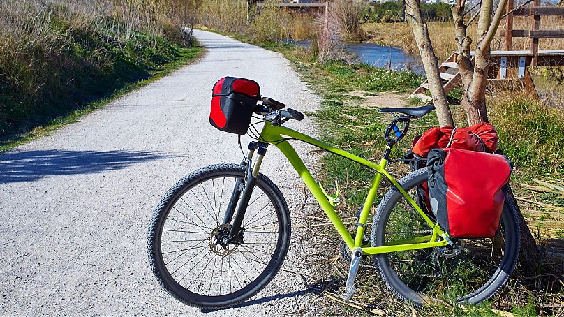 Przejedź rowerem przez miejski park nad rzeką Turia.