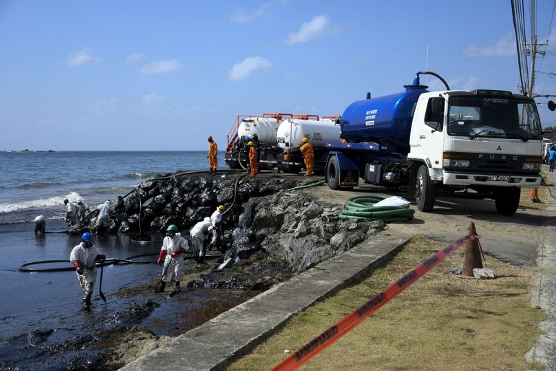 Pracownicy państwowej firmy Heritage Petroleum Oil and Gas Company sprzątają wyciek ropy w południowo-zachodnim Tobago.
