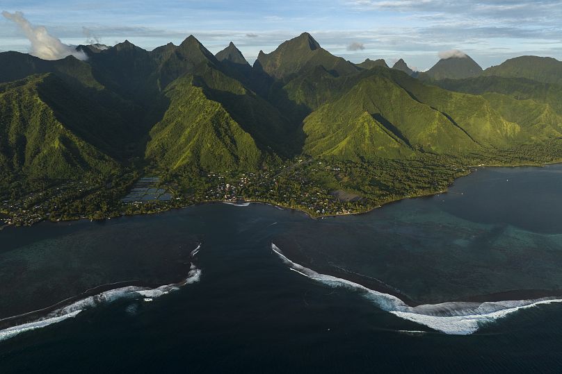 Fale wdzierają się na lagunę w Teahupo'o na Tahiti w Polinezji Francuskiej.
