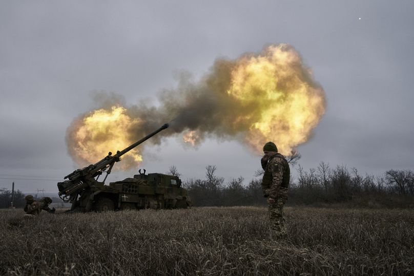 PLIK – Ukraińscy żołnierze strzelają z francuskiej haubicy samobieżnej CAESAR w kierunku rosyjskich pozycji w pobliżu Awdijiwki w obwodzie donieckim na Ukrainie, poniedziałek, 26 grudnia 2022 r.