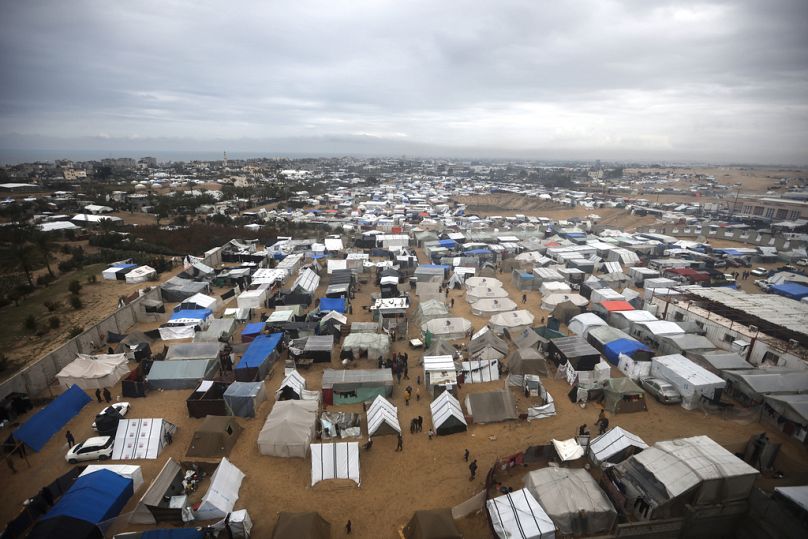 Widok na prowizoryczny obóz namiotowy dla Palestyńczyków wysiedlonych w wyniku izraelskiej ofensywy lądowej w Strefie Gazy, w Rafah, Strefa Gazy, niedziela, 18 lutego 2024 r.