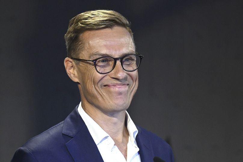 Były premier Finlandii Alexander Stubb z Partii Koalicji Narodowej podczas konferencji prasowej w Helsinkach, środa, 16 sierpnia 2023 r.