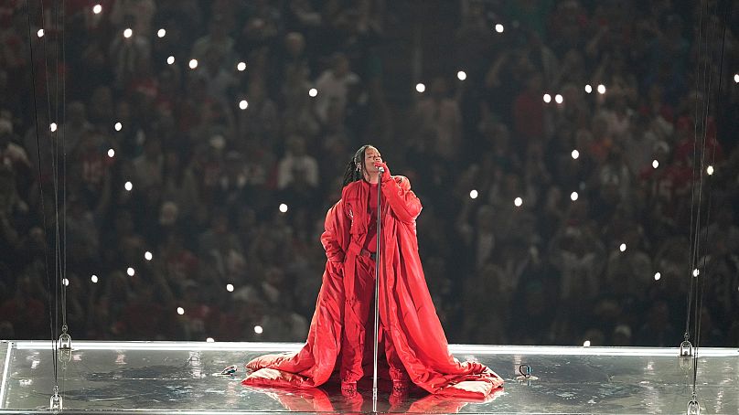 Rihanna występuje podczas przerwy meczu piłkarskiego NFL Super Bowl 57 pomiędzy Kansas City Chiefs a Philadelphia Eagles, 12 lutego 2023 r.