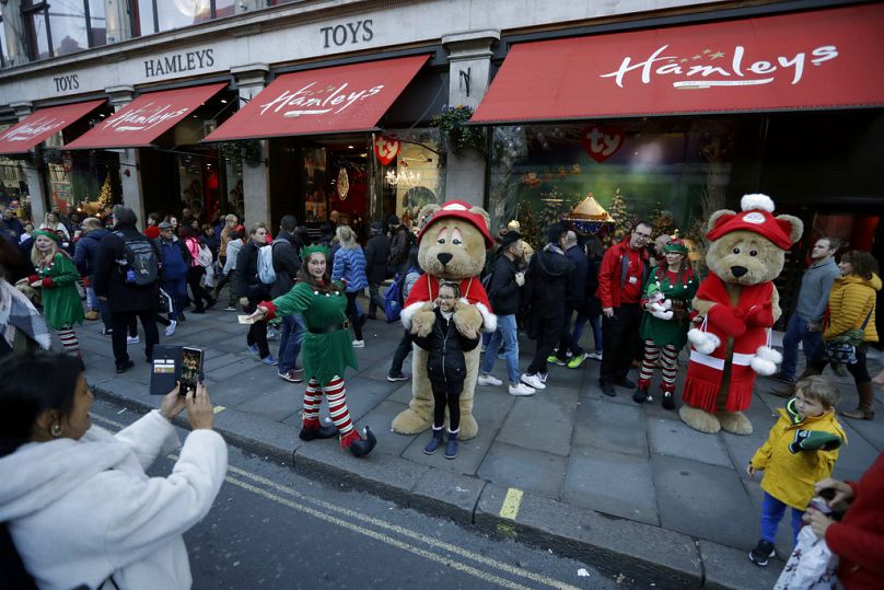 Niedźwiedzie-rezydentki sklepu z zabawkami Hamleys stoją przed nowo odsłoniętymi bożonarodzeniowymi witrynami na Regent Street w Londynie, piątek 2 listopada 2018 r.