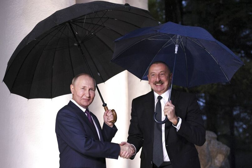 Prezydent Rosji Władimir Putin (po lewej) i prezydent Azerbejdżanu Ilham Alijew pozują do zdjęcia przed spotkaniem w Soczi w Rosji, poniedziałek, 31 października 2022 r.