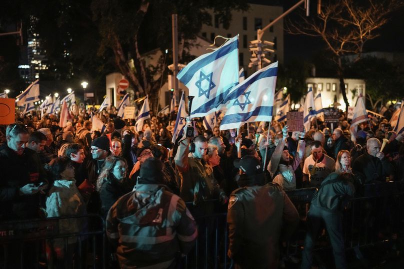 Demonstranci protestują przeciwko izraelskiemu premierowi Benjaminowi Netanjahu i wzywają do nowych wyborów w ramach ostatniego cotygodniowego protestu przeciwko jego podejściu do wojny Izrael-Hamas.