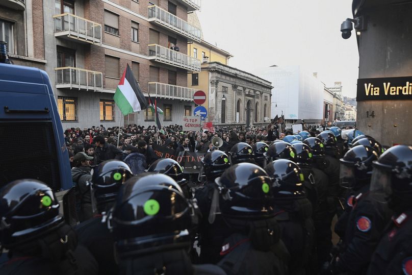 Propalestyńscy protestujący demonstrują przed siedzibą Rai w Turynie we Włoszech, wtorek, 13 lutego 2024 r.