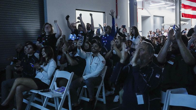Pracownicy Intuitive Machines wiwatują podczas imprezy oglądającej chwilę po tym, jak jako pierwsza firma komercyjna delikatnie wylądowała na Księżycu 22 lutego 2024 r. w Houston