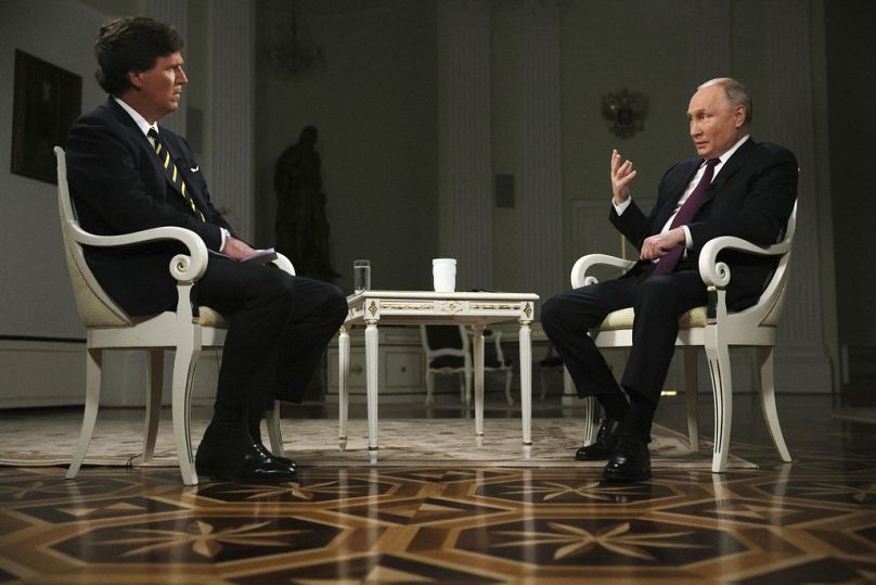 Piątek, 9 lutego 2024 r., Prezydent Rosji Władimir Putin (po prawej) gestykuluje podczas przemawiania podczas wywiadu z byłym gospodarzem Fox News Tuckerem Carlsonem.