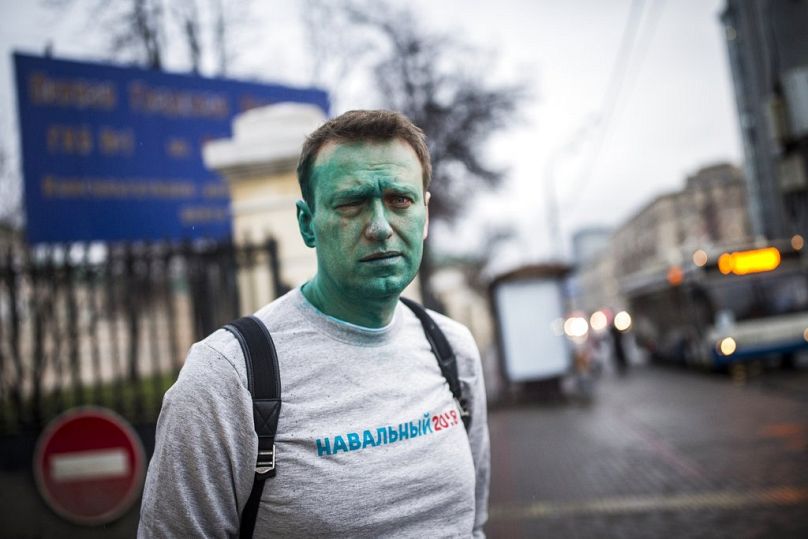 Czwartek, 27 kwietnia 2017 r., przywódca rosyjskiej opozycji Aleksiej Nawalny pozuje do zdjęcia po tym, jak nieznani napastnicy oblali go zielonym środkiem antyseptycznym.