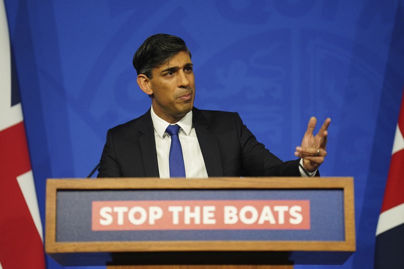 Premier Wielkiej Brytanii Rishi Sunak uznał za najwyższy priorytet zatrzymanie przejść migrantów przez kanał La Manche.