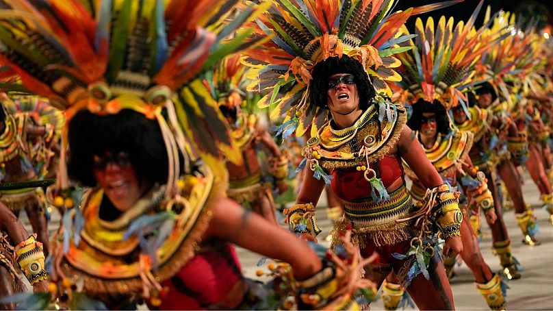 Wykonawcy z parady szkoły samby Salgueiro podczas obchodów karnawału na Sambadrome w Rio de Janeiro, Brazylia, 12 lutego 2024 r.