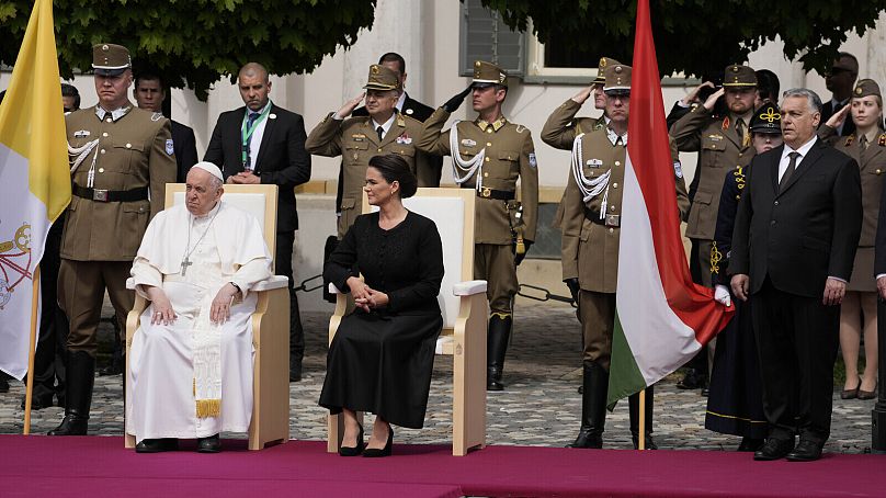 Papież Franciszek zostaje powitany przez prezydent Węgier Katalin Novák i premiera Viktora Orbana w Budapeszcie, kwiecień 2023 r.
