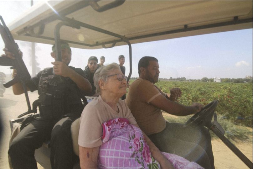 PLIK – Bojownicy Hamasu transportują 85-letniego Yaffę Adara, izraelskiego cywila porwanego z Nir Oz, do Strefy Gazy wózkiem golfowym, w nieokreślonym miejscu pomiędzy Izraelem a Gazą