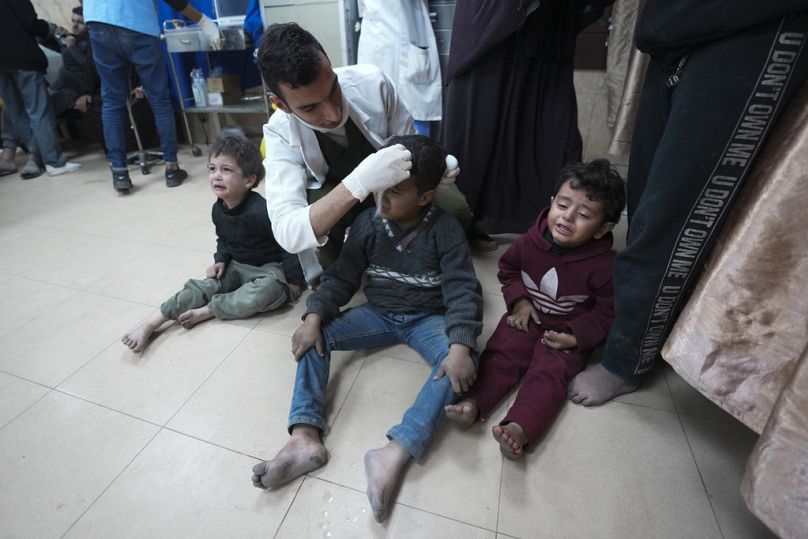 Palestyńczycy ranni w wyniku izraelskiego bombardowania Strefy Gazy są leczeni w szpitalu w Deir al Balah w niedzielę 4 lutego 2024 r.