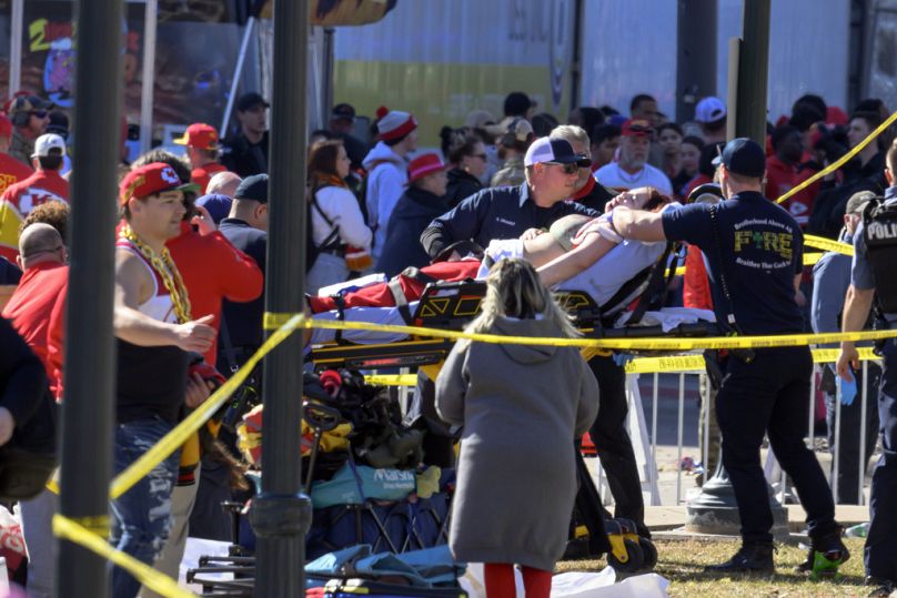 Policja oczyszcza teren po strzelaninie podczas uroczystości Super Bowl piłki nożnej Kansas City Chiefs NFL w Kansas City w stanie Missouri, środa, 14 lutego 2024 r.