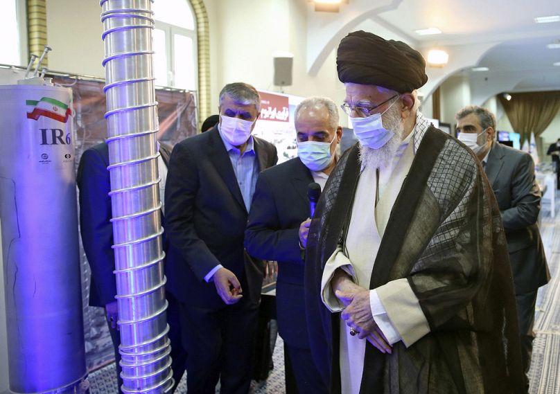 Najwyższy Przywódca Ajatollah Ali Chamenei (z prawej) odwiedza wystawę osiągnięć nuklearnych kraju w swoim biurze w Teheranie, Iran, niedziela, 11 czerwca 2023 r.