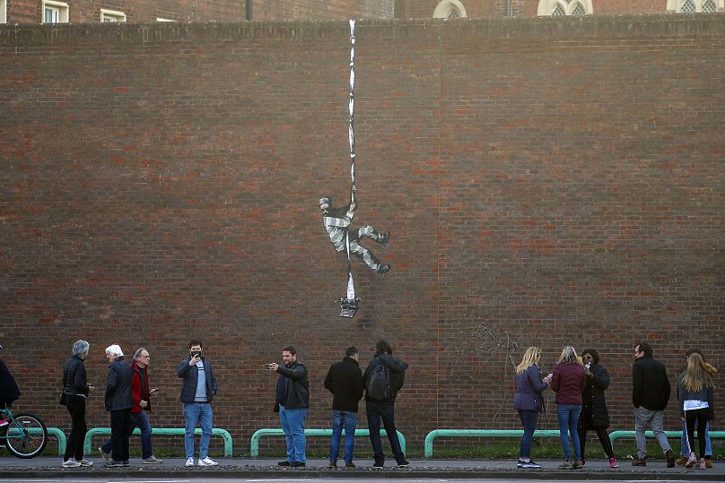 Artysta uliczny Banksy potwierdził, że to on stoi za dziełem sztuki, które pojawiło się na ścianie z czerwonej cegły dawnego więzienia w angielskim mieście Reading.