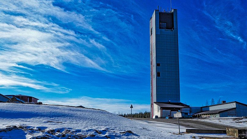 Wieża kopalni w zimie.