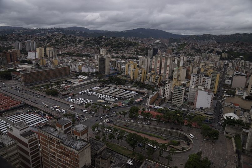 Samochody jeżdżą wzdłuż Bolivar Avenue, obok terminalu autobusowego La Bandera w centrum Caracas w Wenezueli.