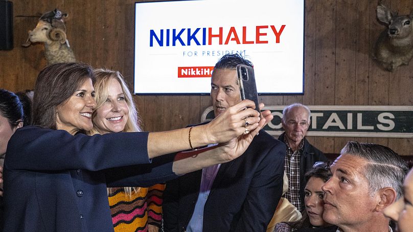 Republikańska kandydatka na prezydenta Nikki Haley robi sobie selfie ze zwolennikiem podczas przerwy w kampanii w Kalifornii, 7 lutego