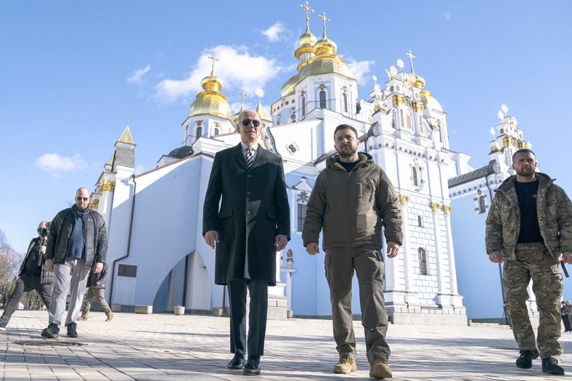 PLIK – Prezydent USA Joe Biden spaceruje z prezydentem Ukrainy Wołodymyrem Zełenskim w Kijowie na Ukrainie, poniedziałek, 20 lutego 2023 r.