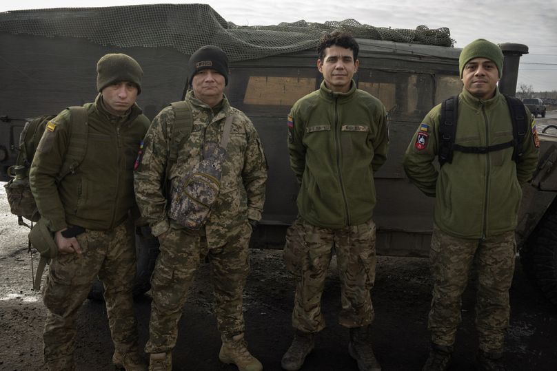 Kolumbijscy weterani, którzy dołączyli do ukraińskich sił zbrojnych, aby pomóc w walce z Rosją, pozują do zdjęcia w pobliżu swojego Humvee na linii frontu w pobliżu Lymana w obwodzie donieckim na Ukrainie, w poniedziałek.